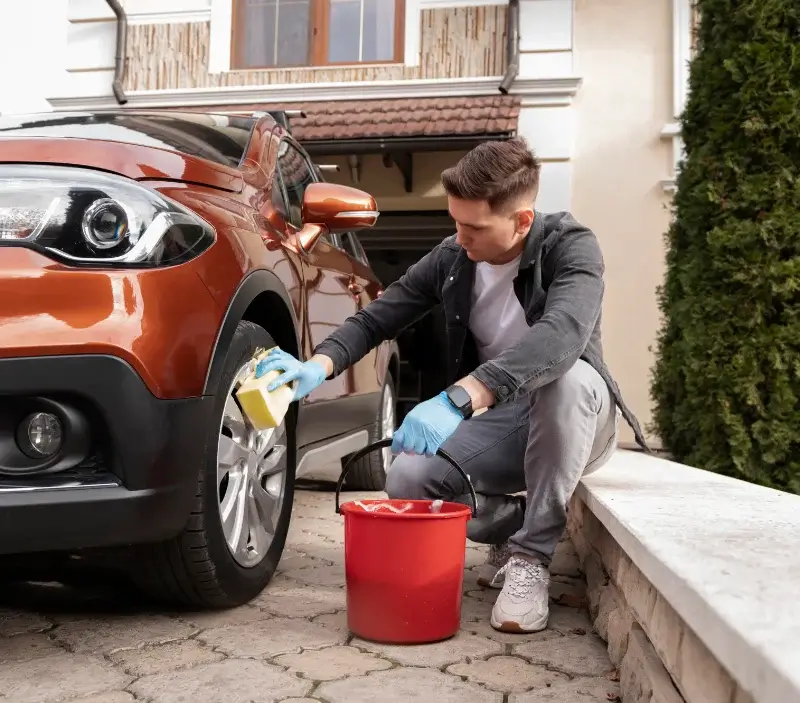 Lavage auto à domicile Saint-Arcons-d'Allier : professionnel intervenant sur un véhicule
